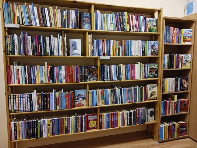 Bērnu un pusaudžu grāmatu plaukts Māriņkalna bibliotēkā